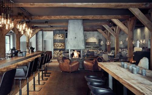 Ab in den Sessel: Auf einen Scotch vor dem Kamin in der Hygge Brasserie & Bar im Hotel Landhaus Flottbek / ©Hygge