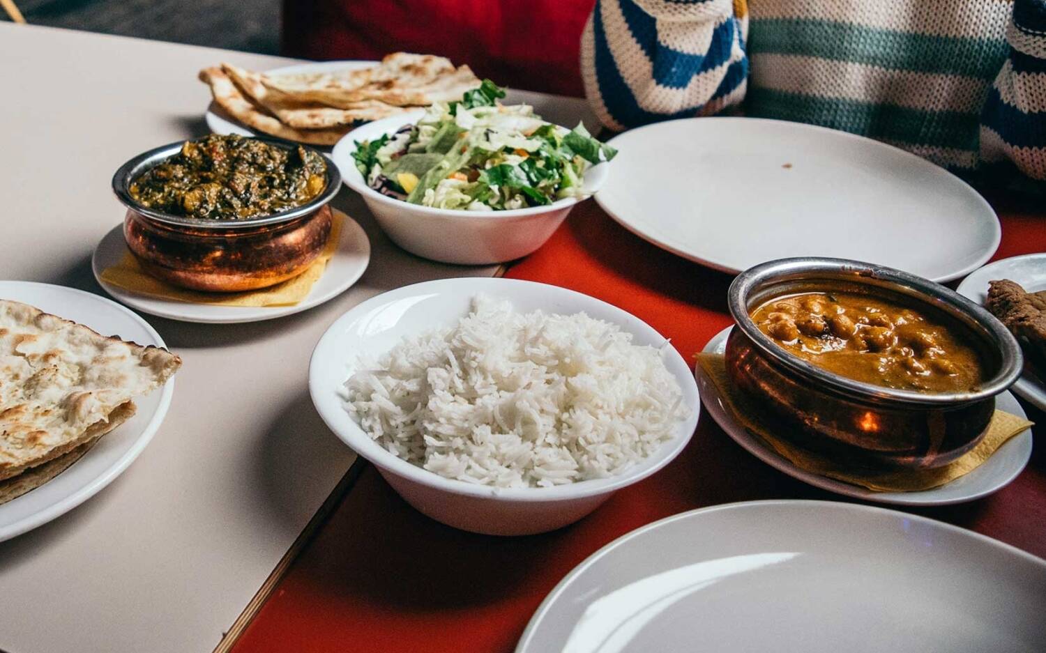 Balutschistan: Auf Diwankissen pakistanisch speisen / ©Unsplash/Pille Riin-Priske