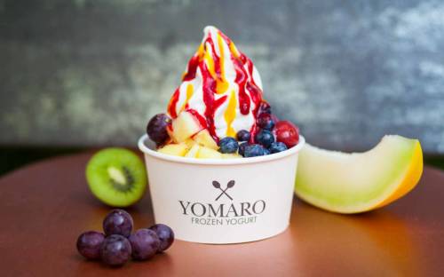 Bei Yomaro kommen verschiedene Toppings auf den kalten Joghurt / ©Yomaro