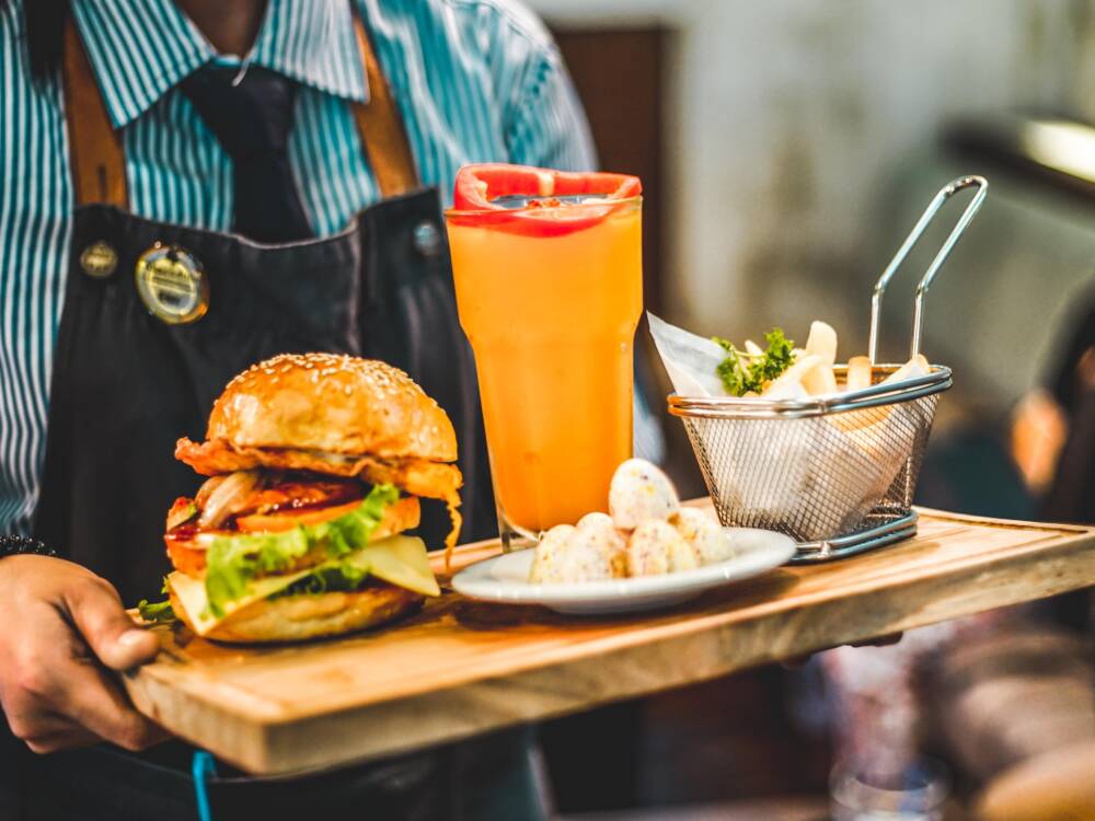 Burger – ein amerikanischer Klassiker der auch im KDW in Wedel gereicht wird /©Unsplash/Bimo Luki