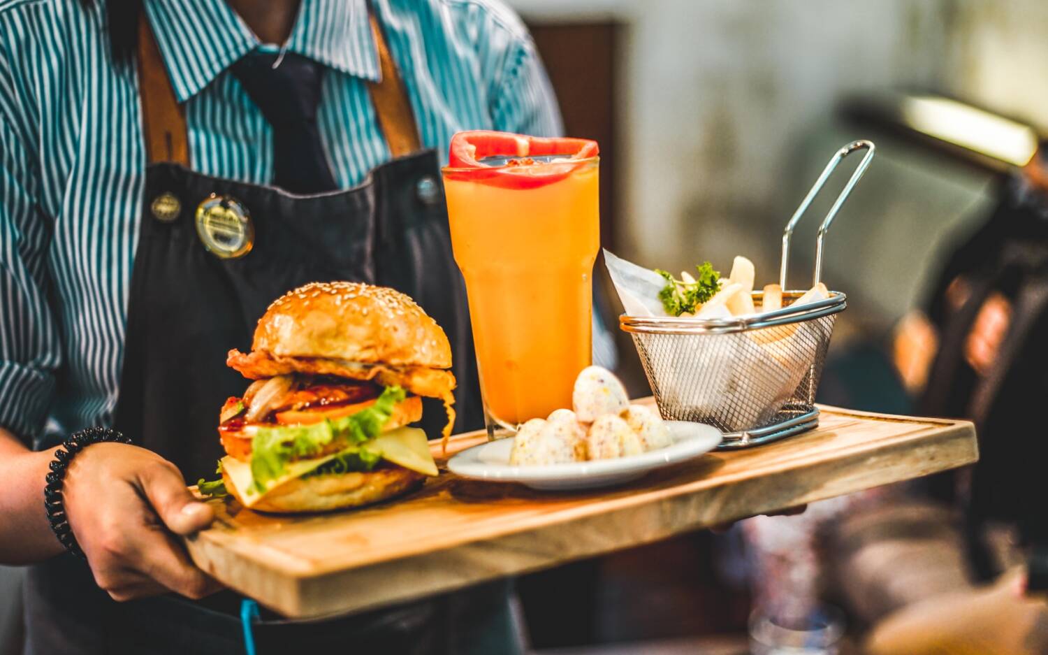 Burger – ein amerikanischer Klassiker der auch im KDW in Wedel gereicht wird /©Unsplash/Bimo Luki