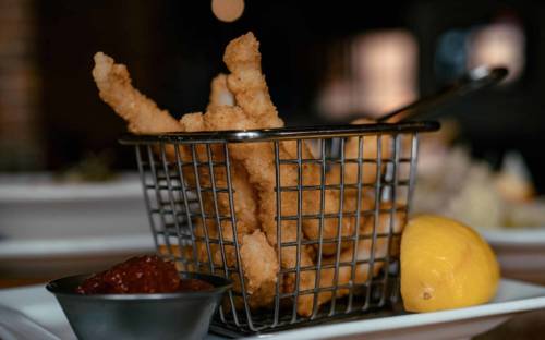 Calamari, frittierte Tintenfischringe, stehen ebenfalls auf der Speisekarte / ©unsplash/Maury Page