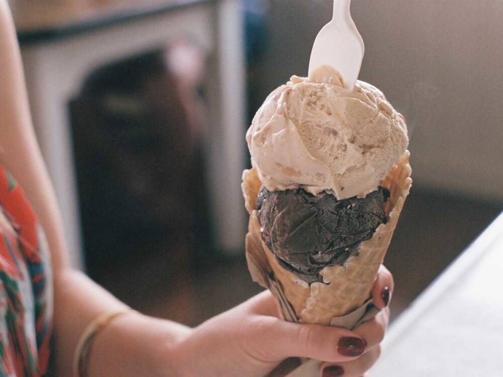 Das Eiscafé Siebenhüner in Niendorf ist vor allem für sein Karamell-Eis bekannt / ©Unsplash/Mark Grafton