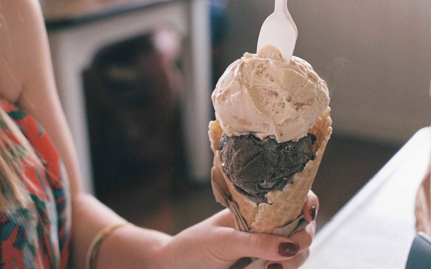 Das Eiscafé Siebenhüner in Niendorf ist vor allem für sein Karamell-Eis bekannt / ©Unsplash/Mark Grafton
