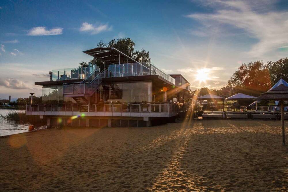 Die Füße im Sand und den Blick auf den Stadtparkseee / ©Strandhaus Norderstedt