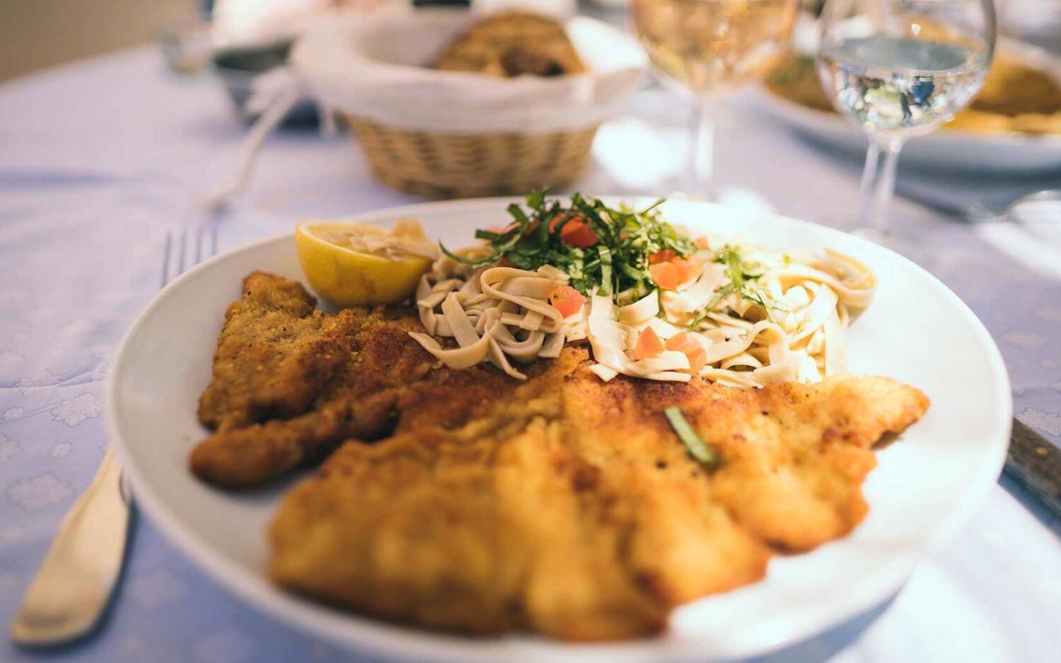 Die Heimatküche im Gasthaus Zum Pferdestall auf Gut Basthorst enttäuscht mit Mittelmäßigkeit/ ©Unsplash/Valentin B. Kremer