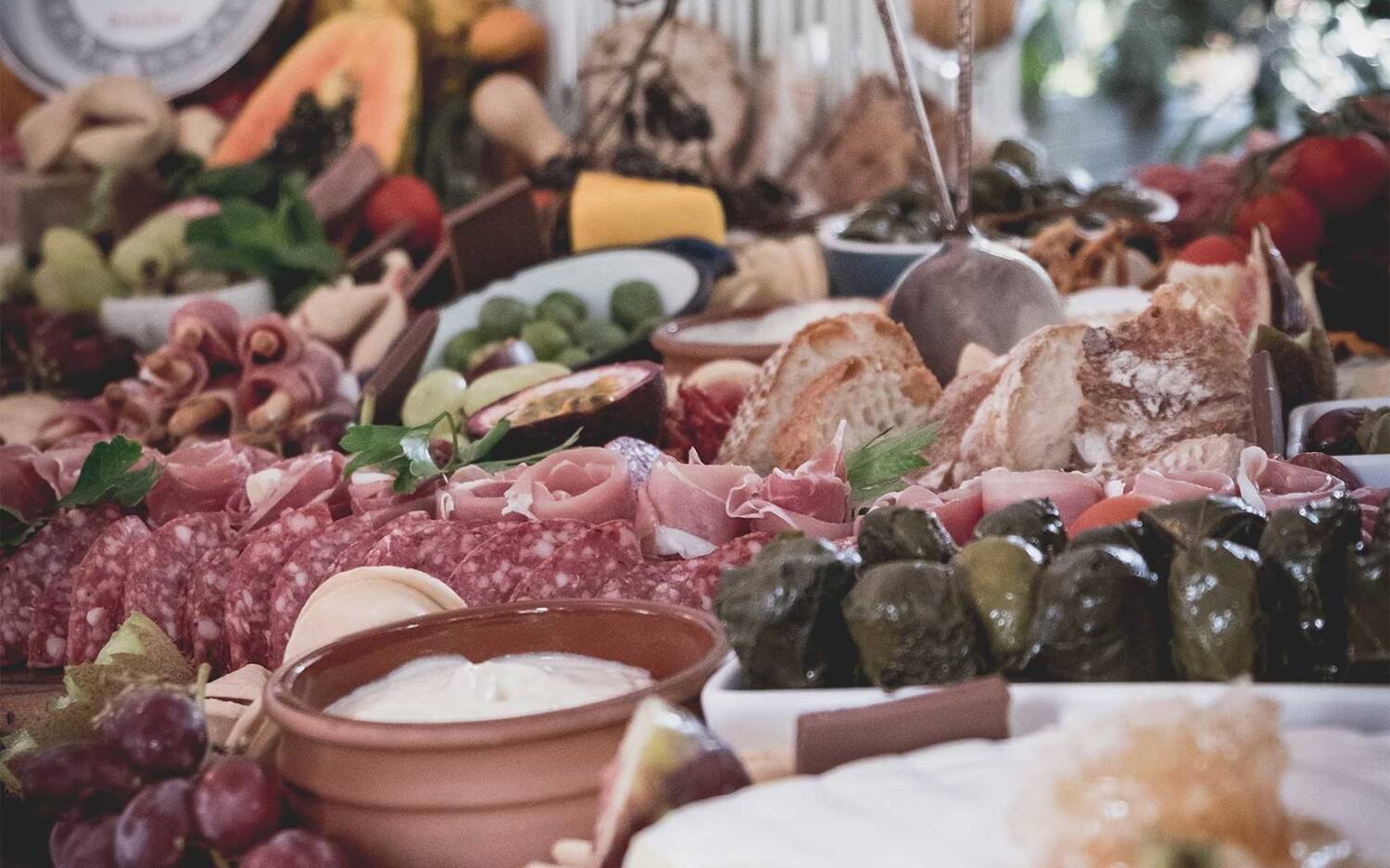 Frisch gebackenen Brot, Aioli und diverse kalte und warme Kleinigkeiten von Barcelona Tapas / ©Unsplash/Dan Burton