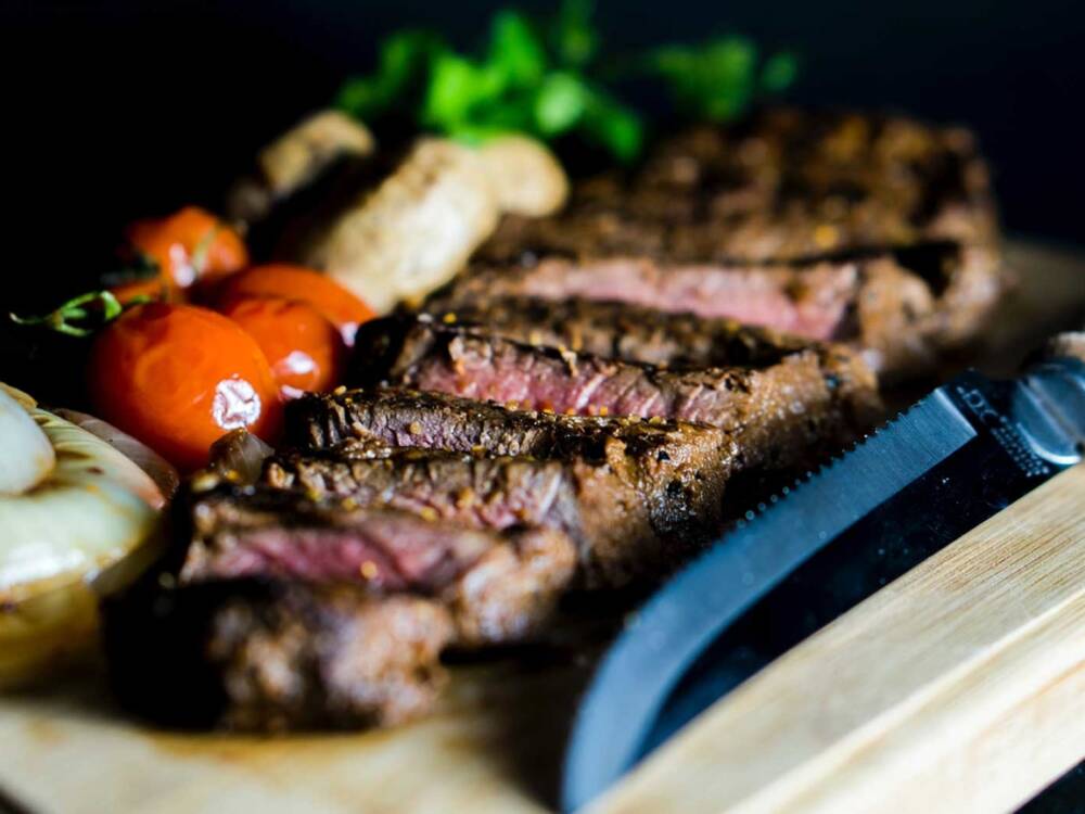 Im Big Bull Steakhouse in der Neustadt  gibt es Fleisch als namensgebendes Steak, aber auch im Burger / ©Unsplash/ Amirali Mirhashemian