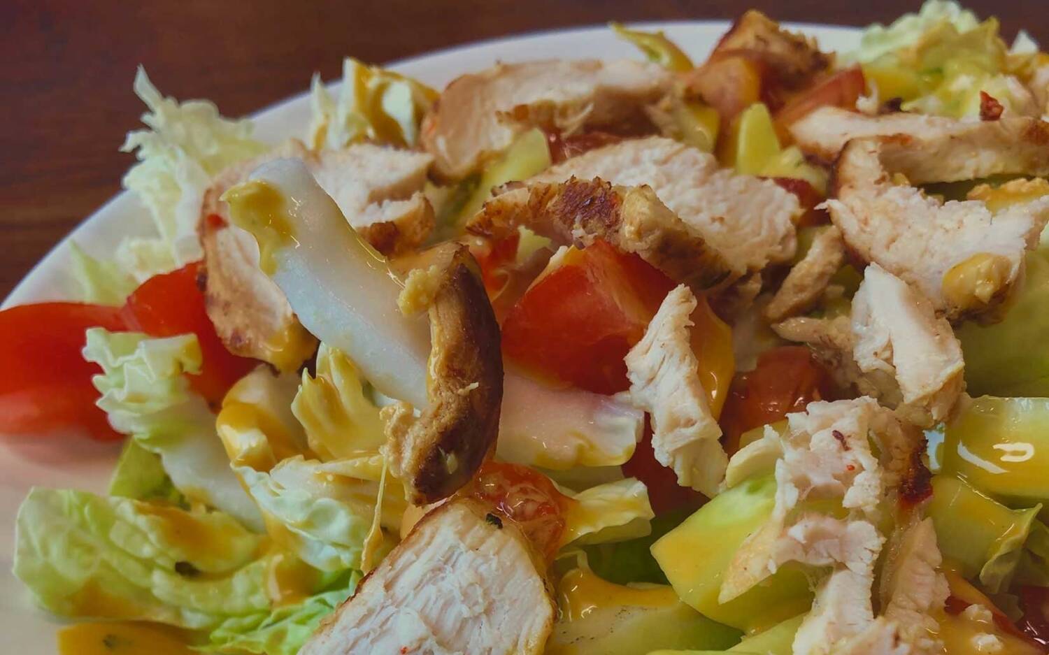 In der Kärtner Hütte wird neben Wiener Schnitzel auch ein reichhaltiger Chefsalat serviert / ©Kärtner Hütte