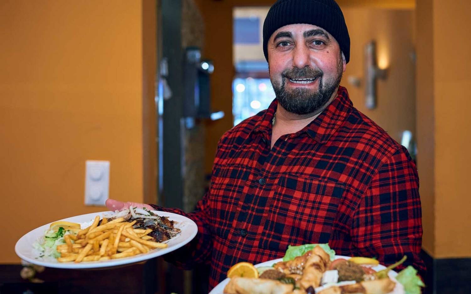 Inhaber Noah präsentiert seine griechischen Spezialitäten / ©Marc Sill