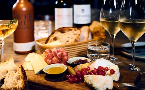 Käseplatte mit Konfitüren, Brot und passendem Wein / ©Marc Sill