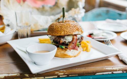 Kreativ, unkompliziert und lebendig: das gutbürgerliche Hotelrestaurant ibis kitchen / ©Unsplash/Jakub Kapusnak