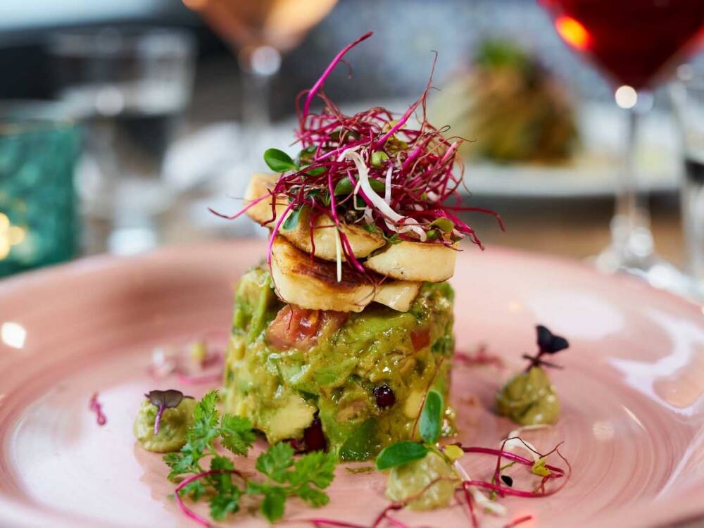 Kunstvoll arrangiertes Avocado Tatar /©Marc Sill