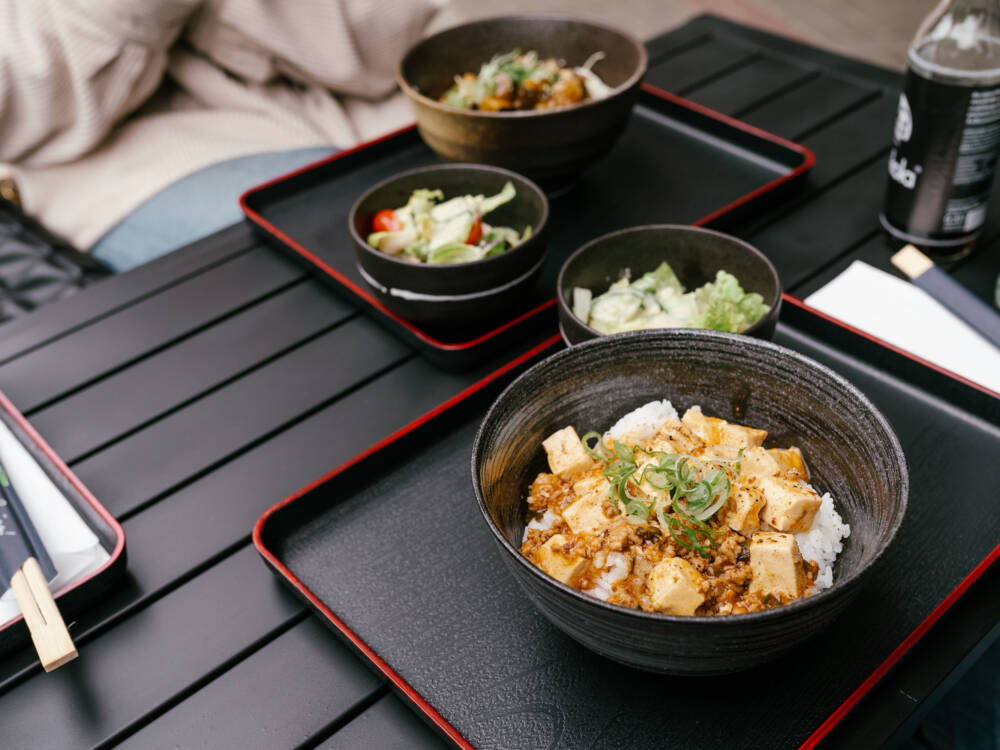 Mapo Don ist Tofu mit Schweinehack, eingekocht in scharfer Chili-Miso-Sauce / ©Julia Tiemann