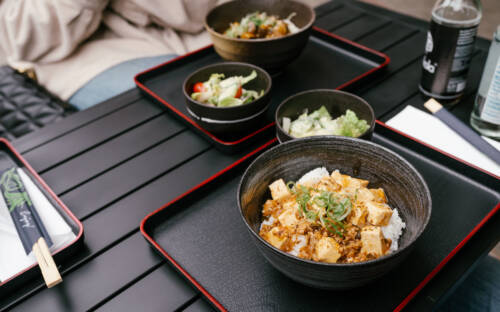Mapo Don ist Tofu mit Schweinehack, eingekocht in scharfer Chili-Miso-Sauce / ©Julia Tiemann