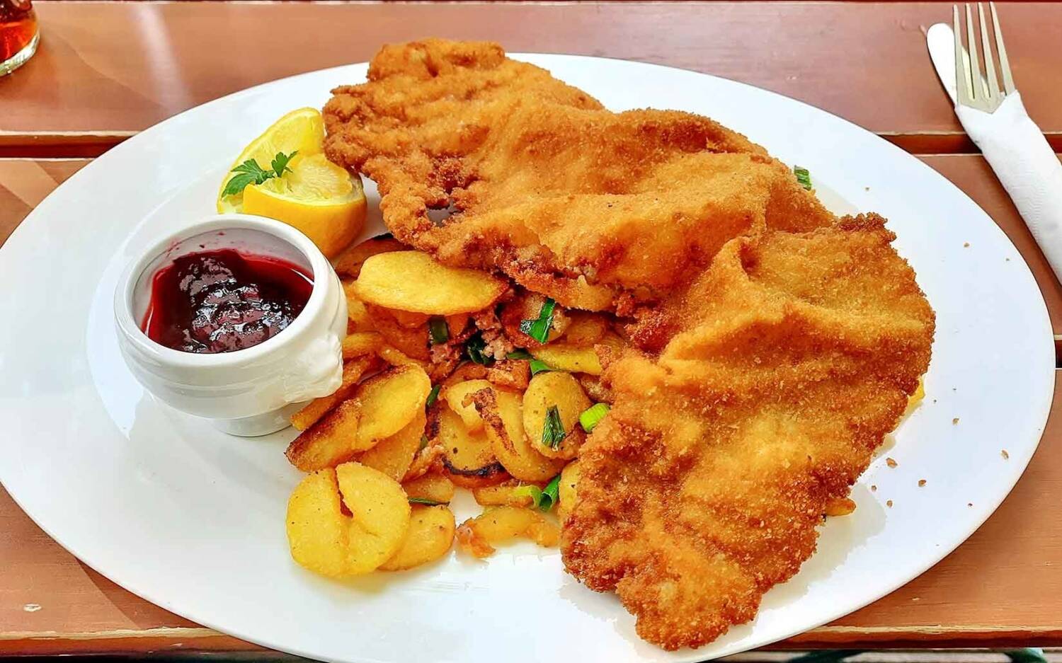 Nicht perfekt, aber einen Ausflug wert: die gutbürgerliche Heimatküche in der Wassermühle Wedel / ©Unsplash/Mark König