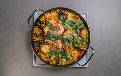 Paella gehört zu den Klassikern der portugiesischen Küche / ©Unsplash / Douglas Lopez