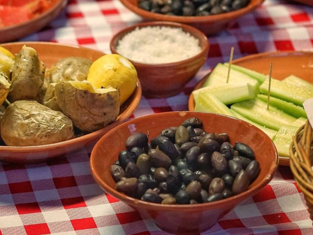 Passt gut zusammen: griechische Spezialitäten und Fußballgucken im Bacana-Kos / ©Unsplash/Robert Anasch