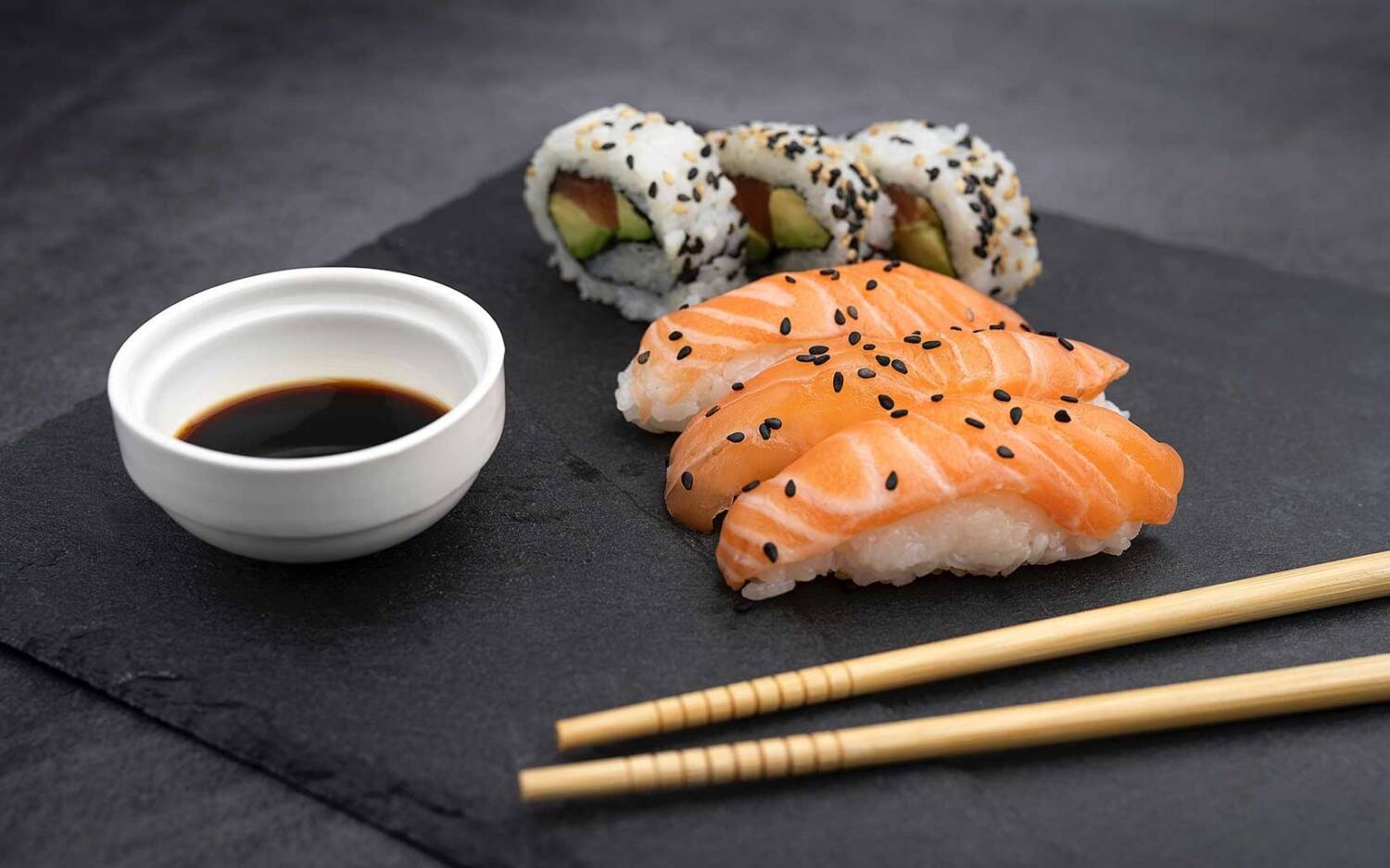 Solides Sushi hübsch angerichtet: Sushibar in Lüneburg / ©Unsplash/Andraz Lazic