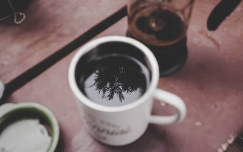 Spielplatz und Grünflächen vor der Tür: das Café Alsterwiesen / ©Unsplash/Maddy Baker