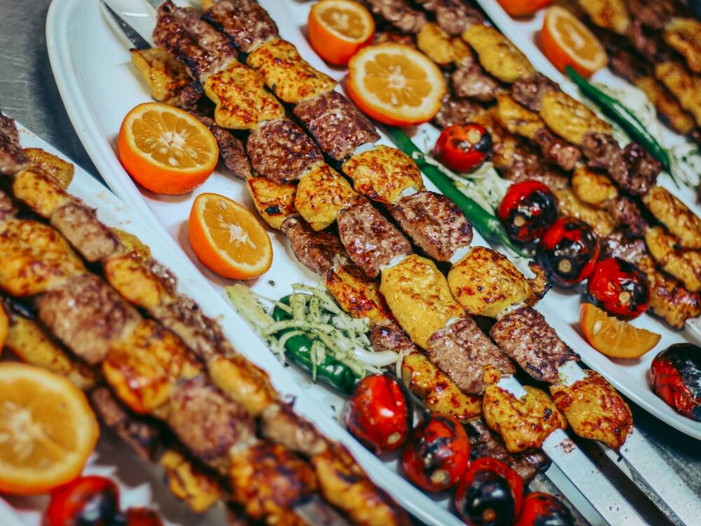 Tschelo Kabab Bakhtiari – ein Mix aus Hähnchen und Lammfilet – findet man in fast jedem persischen Restaurant  / ©Unsplash