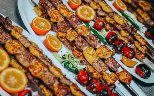 Tschelo Kabab Bakhtiari – ein Mix aus Hähnchen und Lammfilet – findet man in fast jedem persischen Restaurant  / ©Unsplash