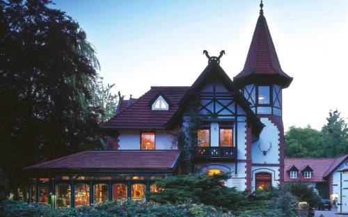 Wie ein kleines Märchenschloss: Zum Jagdhaus Waldfrieden gehört auch ein kleines Romantikhotel / ©Jagdhaus Waldfrieden