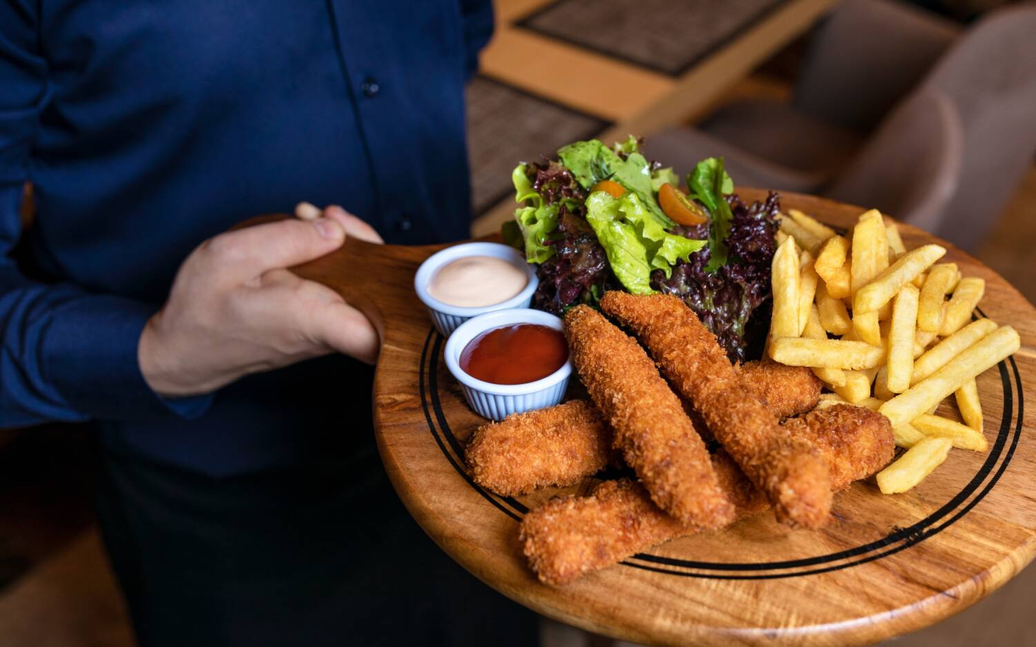 Im Papa’s genießt man seinen Grillteller am Besten mit dem Charme der Kellner als Beilage / ©Unsplash