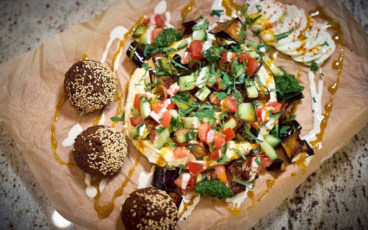 Orientalischer Salat mit Falafel und Dip / ©Marc Sill