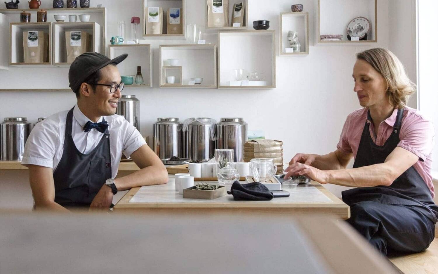 Absolute Profis in Sachen Tee: Stephan Suen und Jürgen Pritschel von Tea Addicts / ©Tea Addicts/Jasmin Göttling, 2021