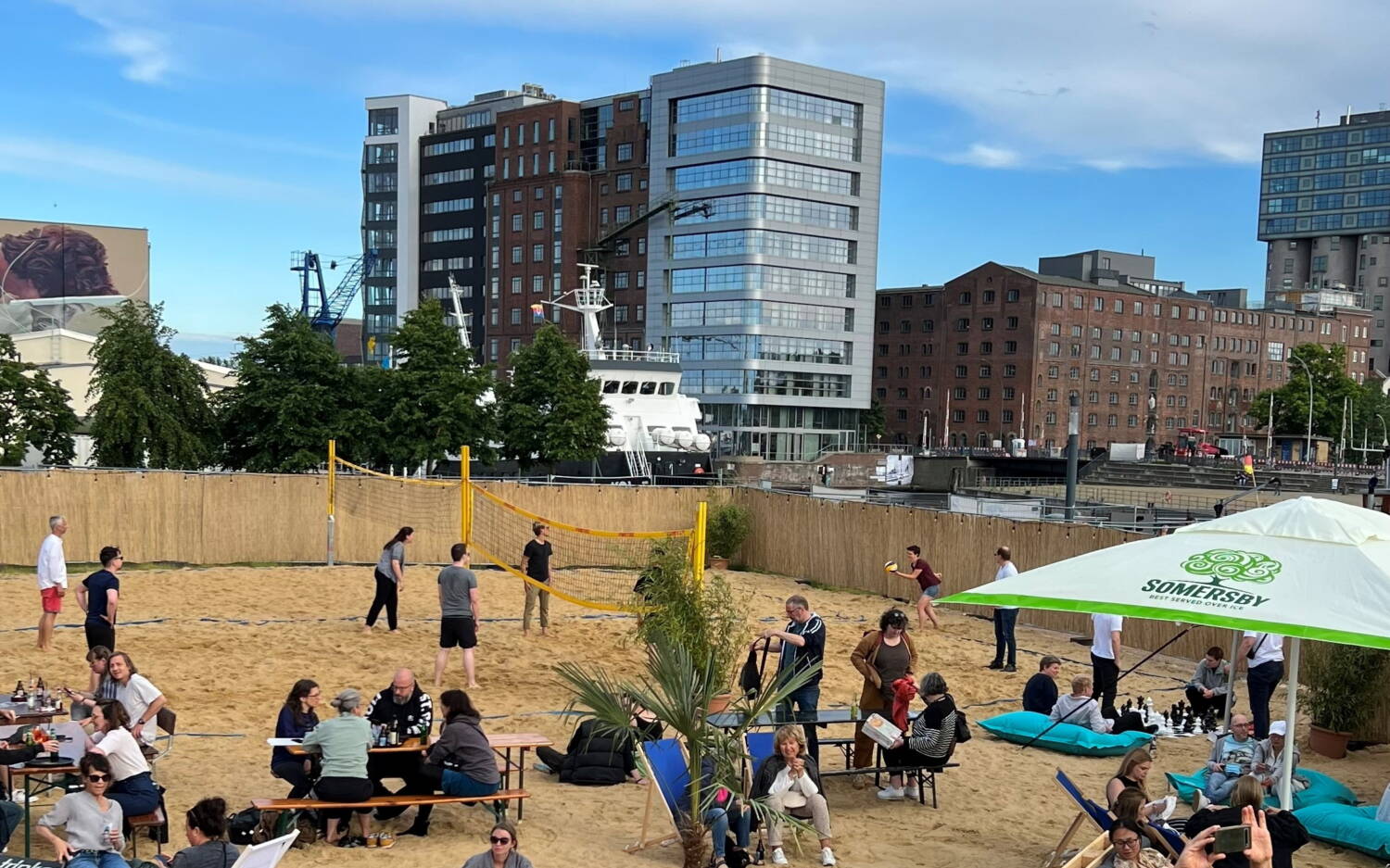 Bei der Eröffnungsfeier spielten Gäste Volleyball und nutzen die Sonne aus / ©Aloha Ahoi Beach Club