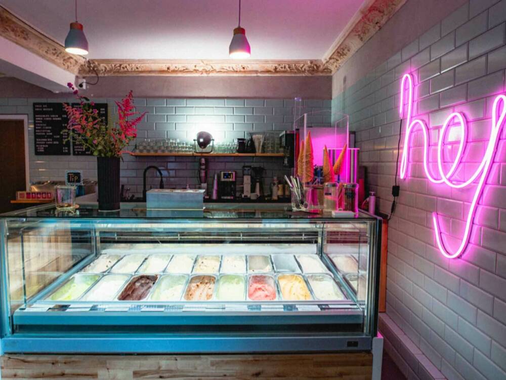 Bei Hej Eis gibt es leckeres Eis aus einem großen Sortiment mit über 100 Sorten / ©Hej Eis