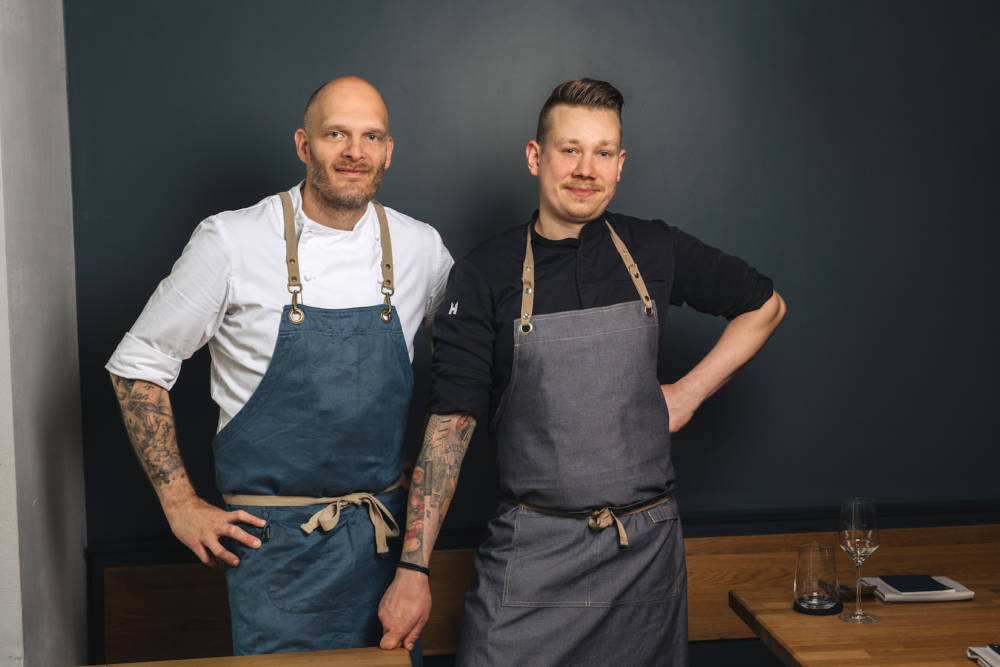 Björn Juhnke (links) und Küchenchef David Danek sind die diesjährigen Genuss-Michel-Gewinner / ©Julia Schumacher