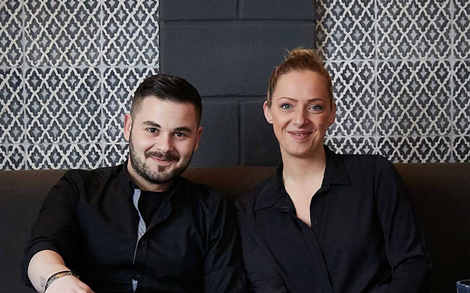 Bringen Herz und Leidenschaft ins Oniro: Barmann Pavlos Thano  und Restaurantleiterin Nikoletta Louizou / ©Yelda Yilmaz