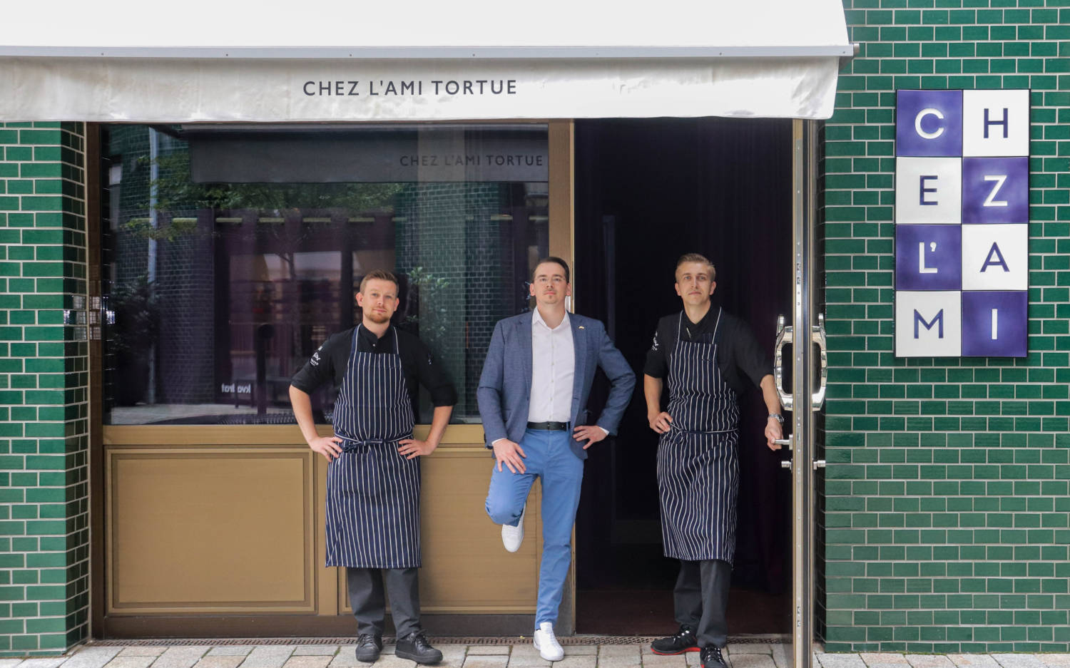 Das Chez L‘Ami ist seit September 2021 am Start: Head Chef Bartek Wydrzynski, Restaurant­manager Martin Schmiedeberg und Brasserie­ Head­Chef Christian Bock / ©Tortue Hamburg