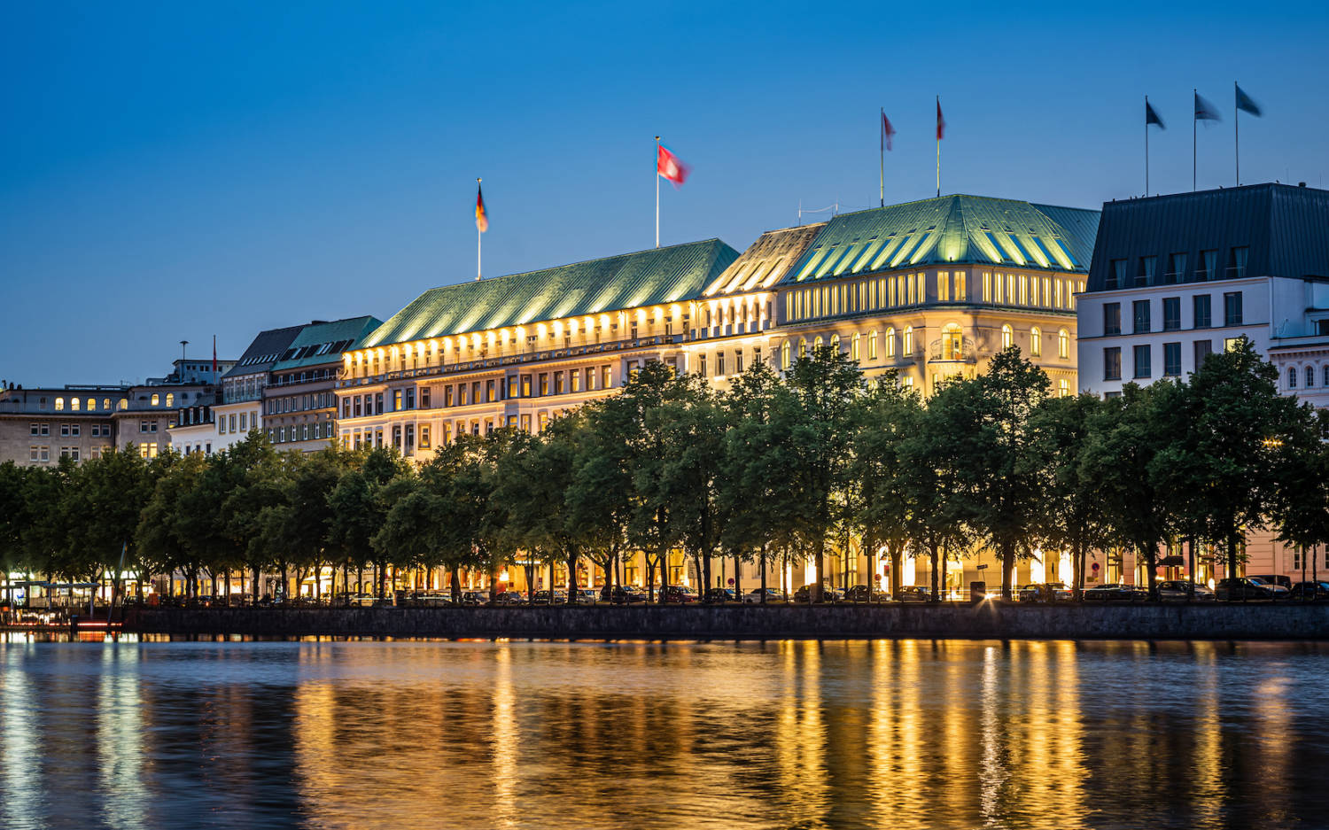 Das imposante. Hotel Vier Jahreszeiten an der Binnenalster / ©Gerrit Meier