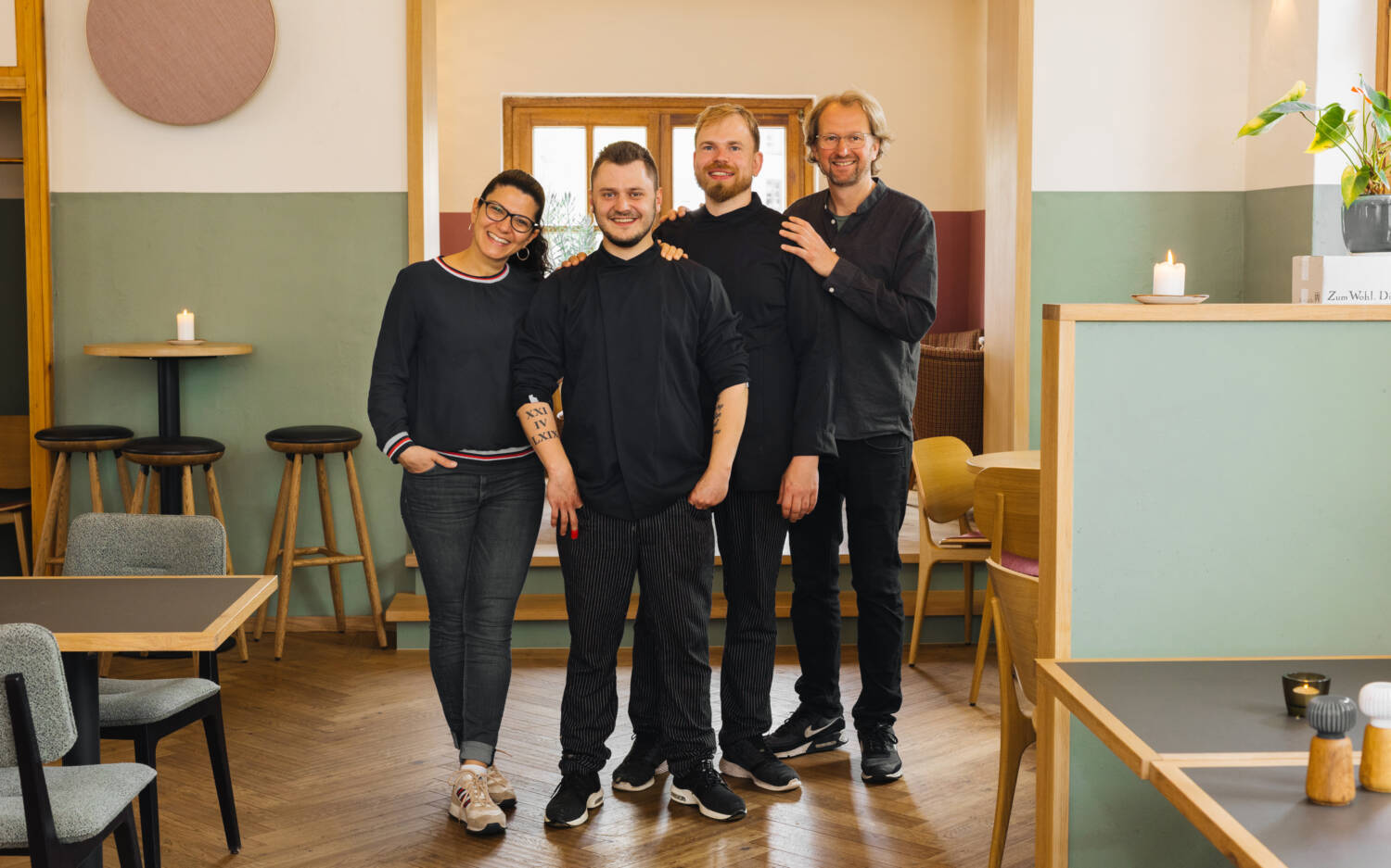 Das Team der Elma Speisekneipe: die Geschäftsführer Nessy Rose (l.), Steffen Schönfeld (2. v. r.) und Thomas Naerger (r.) mit Souschef Florian Kleppel (2. v. l.) / ©Julia Schumacher