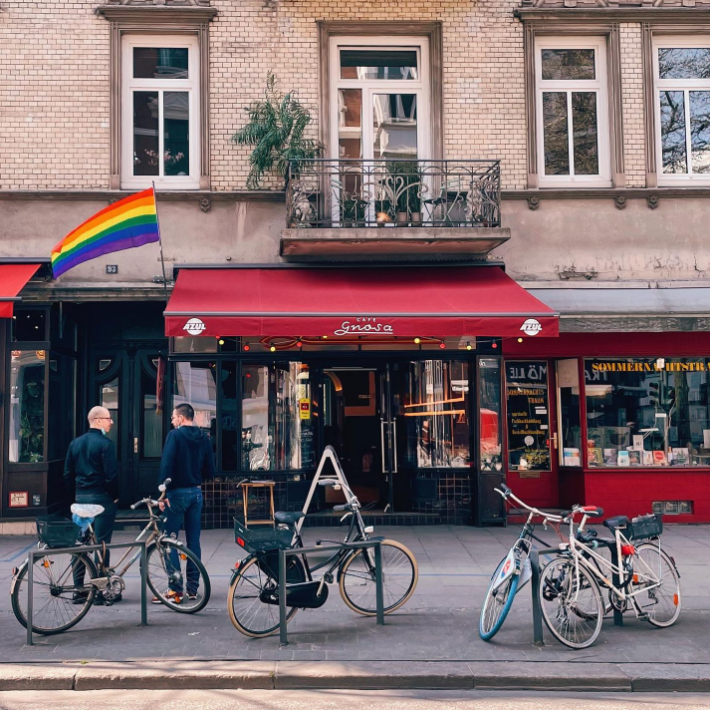 Die Regenbogenflagge ist stets gehisst und setzt ein Zeichen / ©Café Gnosa