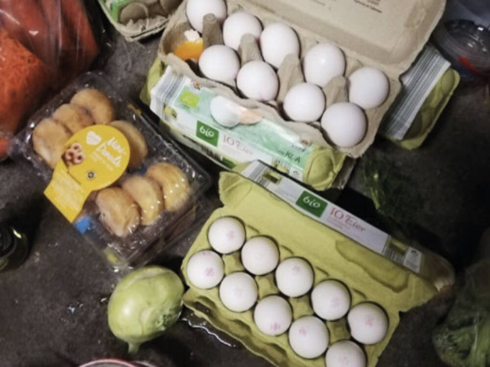 Eier und Gebäck in dem Container eines Supermarktes / ©wirfuerdieerde 