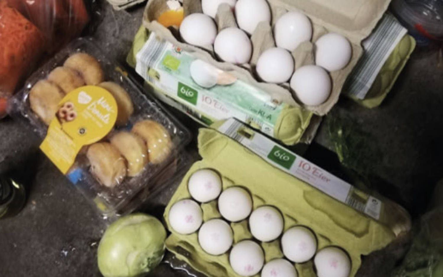 Eier und Gebäck in dem Container eines Supermarktes / ©wirfuerdieerde 