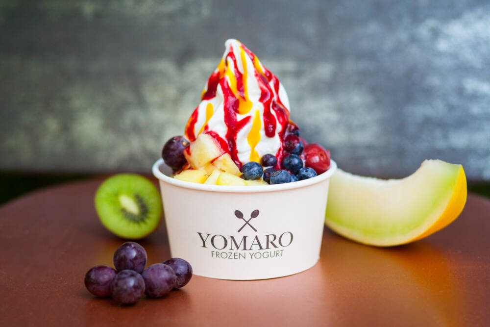 Bei Yomaro kommen verschiedene Toppings auf den kalten Joghurt / ©Yomaro