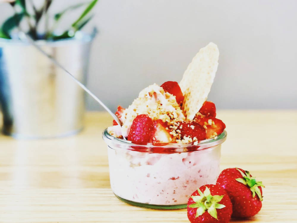 Fruchtiger Eisbecher mit süßen Erdbeeren aus dem Café Froyowelt / ©Café Froyowelt