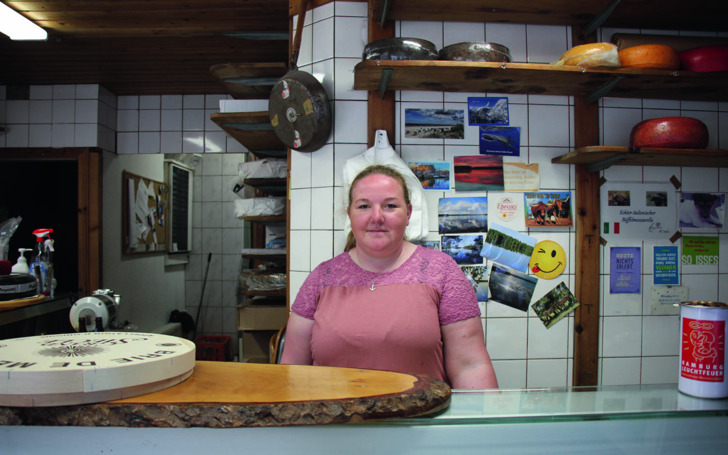Geschäftsführerin Kim von Bruno‘s Käseladen versorgt ihre Kunden mit leckerem Käse / ©Johanna Zobel