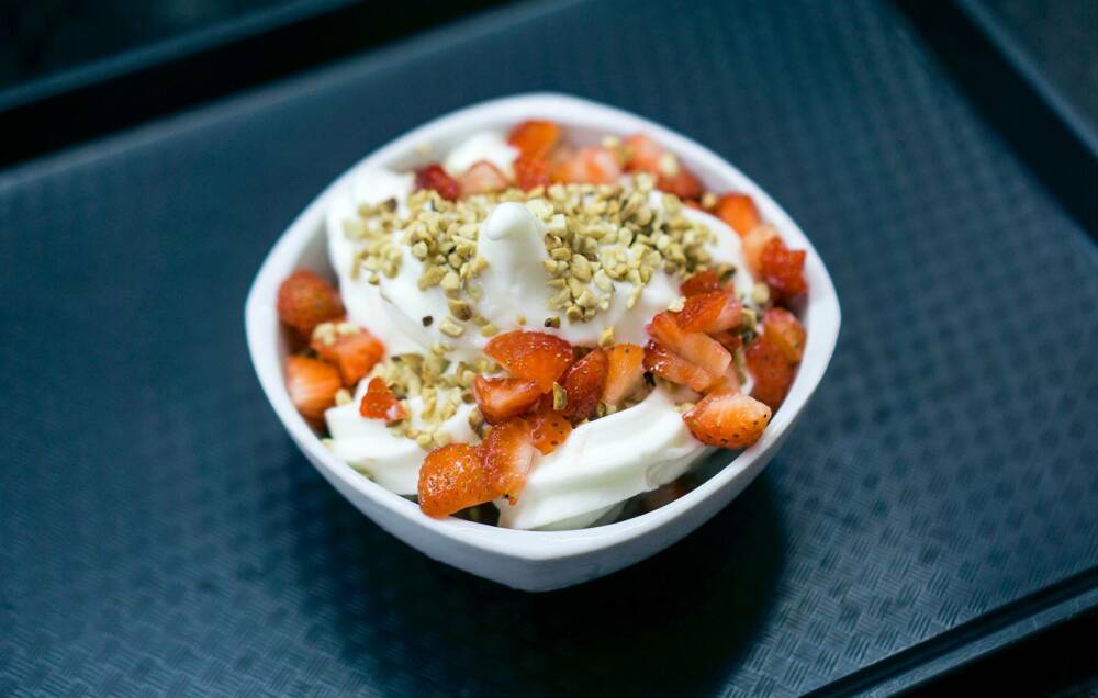 Gibt es mit verschiedenen Toppings: Frozen Yogurt in Buxtehude / ©Unsplash/Fábio Alves