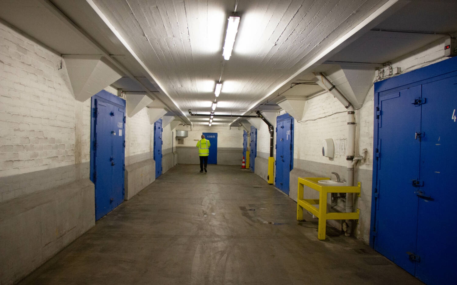 Hinter den massiven blauen Türen befinden sich die Kühlräume im Keller des Großmarkts / ©Johanna Zobel