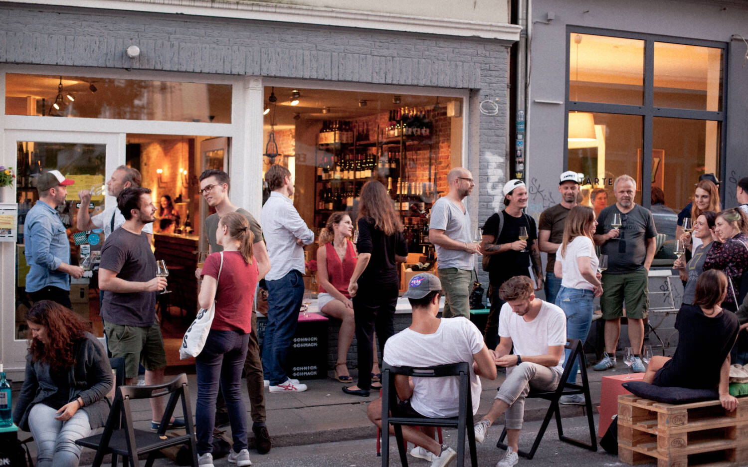 Im Sommer spielt sich das Leben vor dem Geschäft ab / ©Weinladen St. Pauli