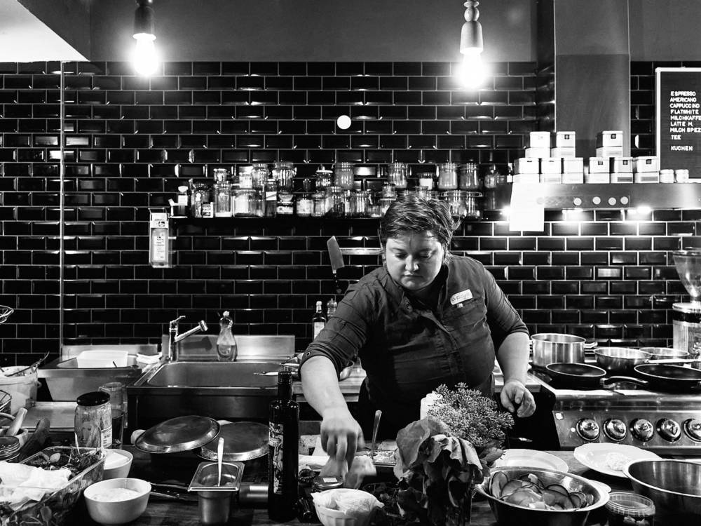 Jeder Griff sitzt: Nóra Horváth ist in der Küche in ihrem Element / ©Wim Jansen