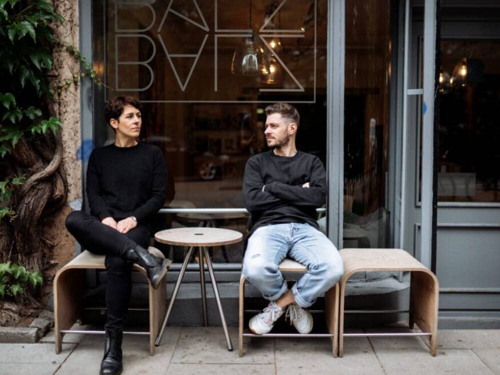 Kathrin und Chris Balz vor ihrem Café im Lehmweg. ©Malte Dibbern