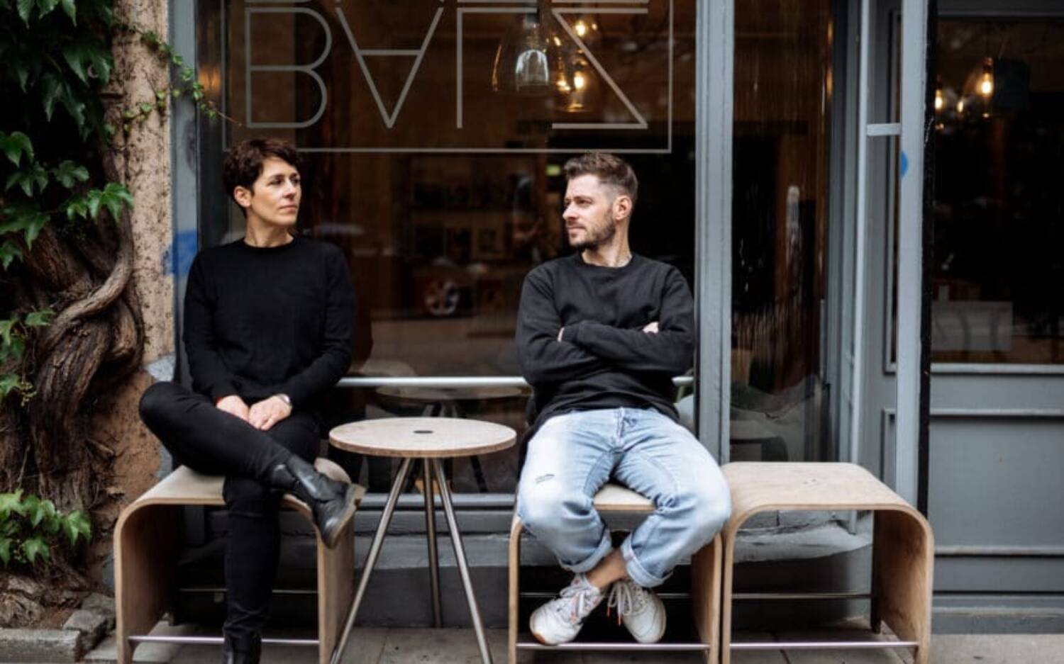 Kathrin und Chris Balz vor ihrem Café im Lehmweg. ©Malte Dibbern