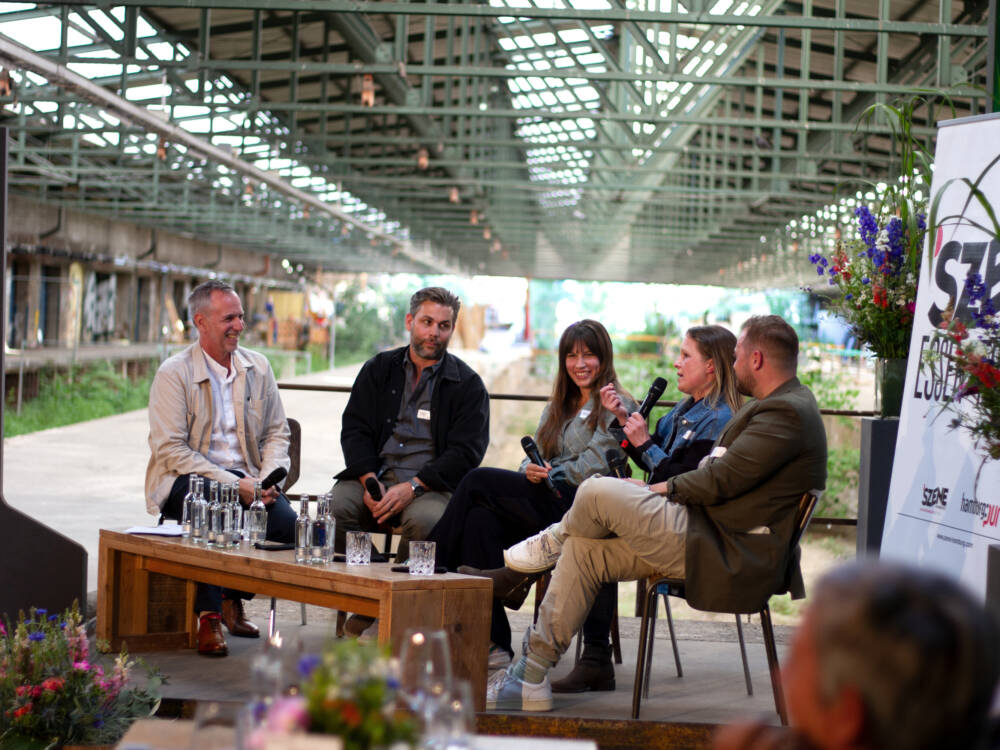 Moderator Markus Tirok (von links) diskutiert mit den Hamburger Gastronomen Hannes Schröder, Sophia Behr, Stephanie Döring und Fabio Haebel in der alten Gleishalle an der Hobenköök / ©Johanna Zobel